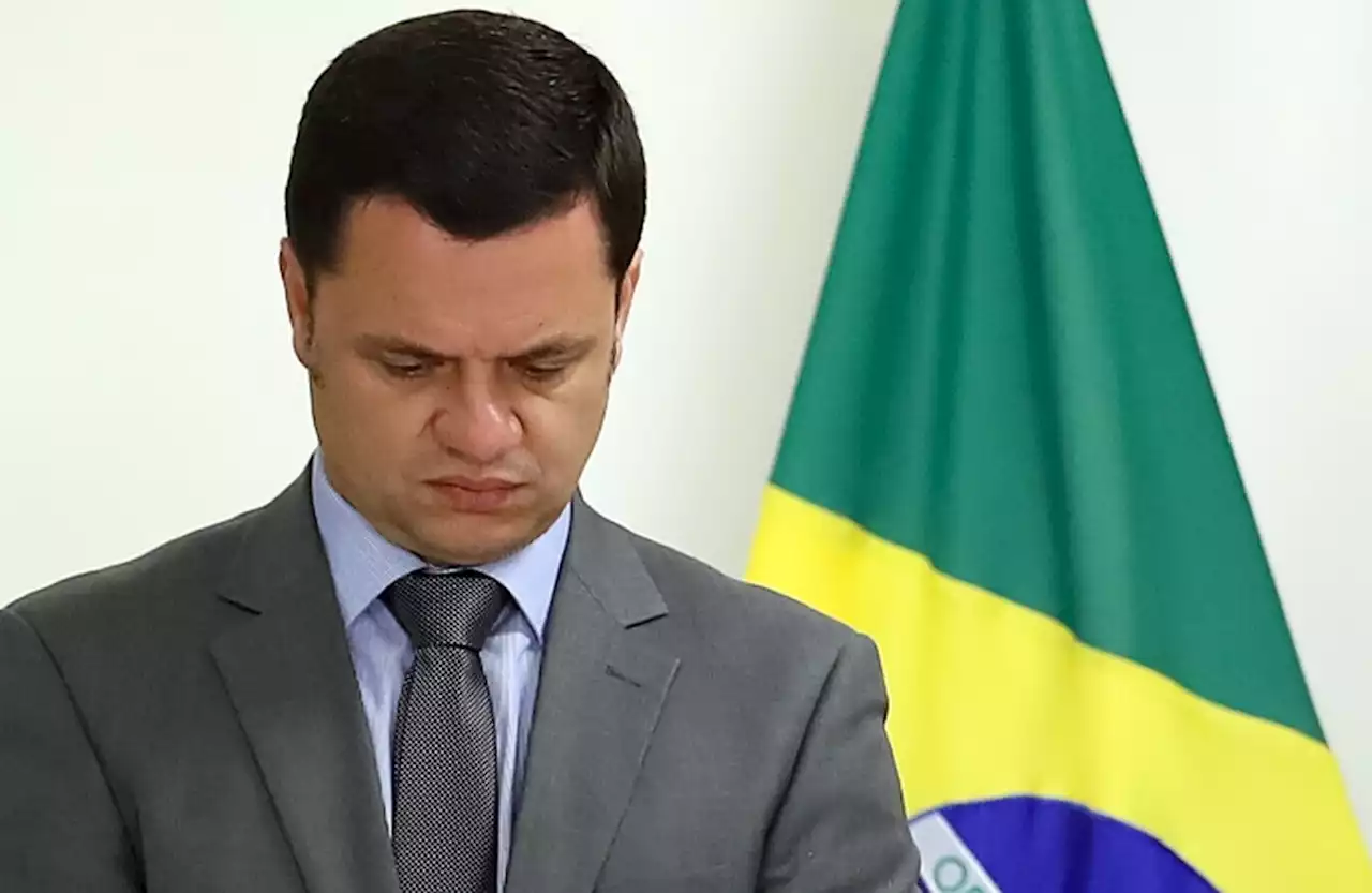 Moraes mantém Anderson Torres preso em batalhão da PM e nega visita de Flávio Bolsonaro