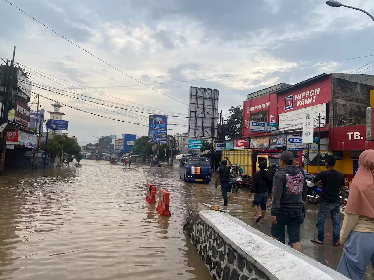 Banjir Setinggi 50 Sentimeter Kepung Kabupaten Bandung