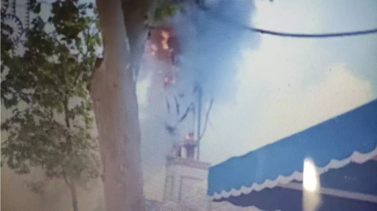 Sale ardiendo una de las torres eléctricas de la Feria de Jerez un día antes de comenzar