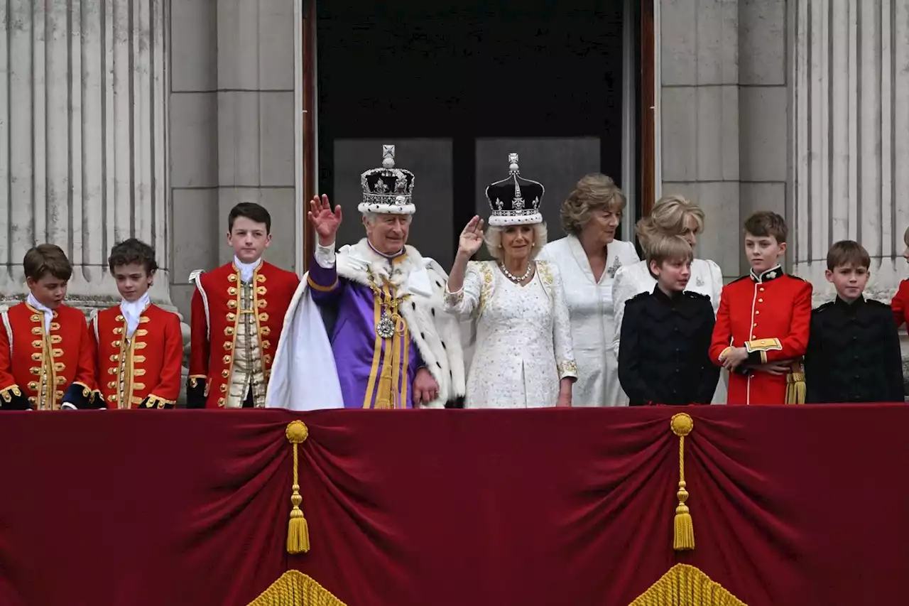 Couronnement de Charles III : Charles III couronné, le roi et la reine saluent la foule