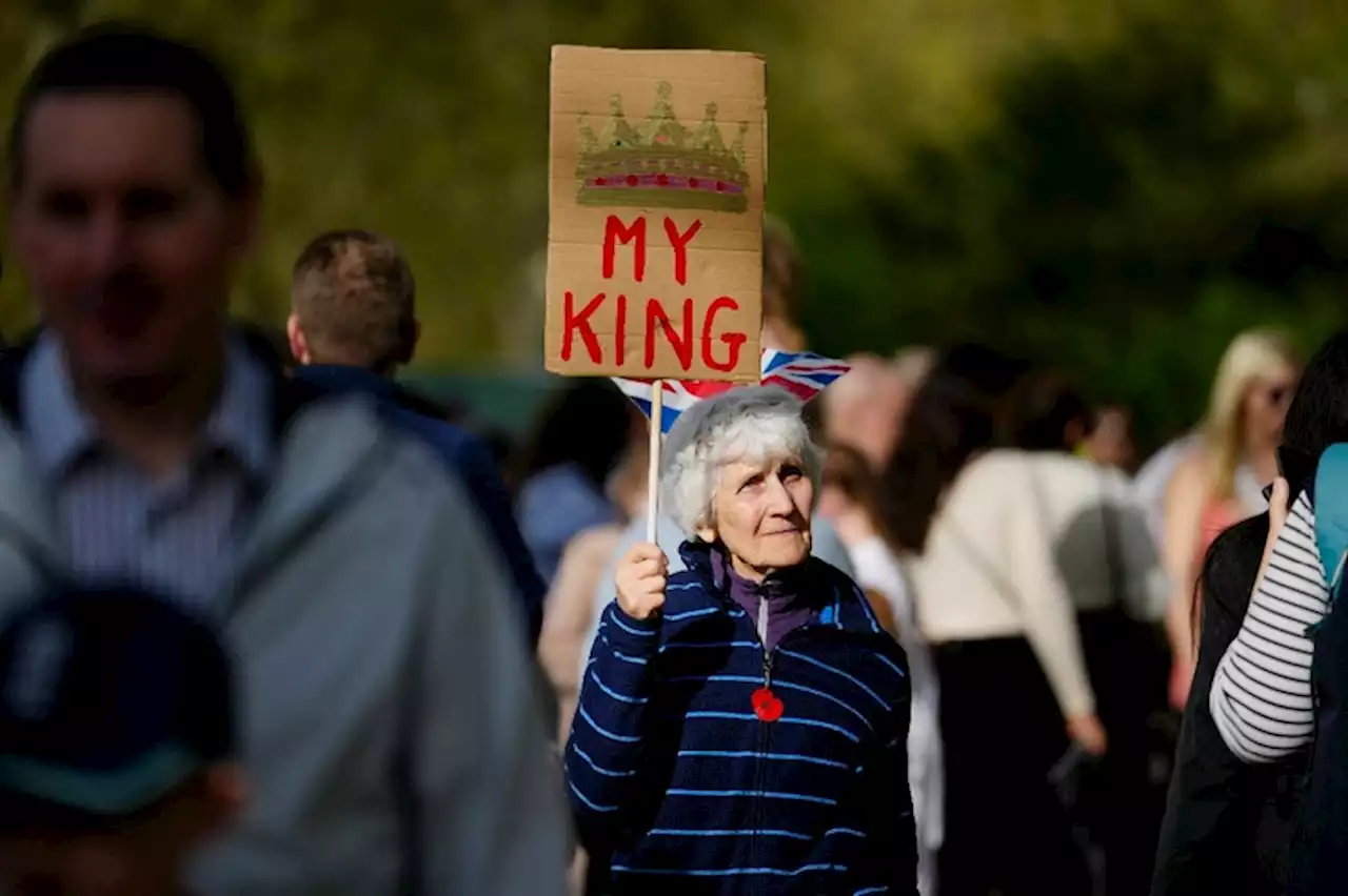 Entre escándalos mediáticos y polémica por gastos onerosos, coronan a Carlos III