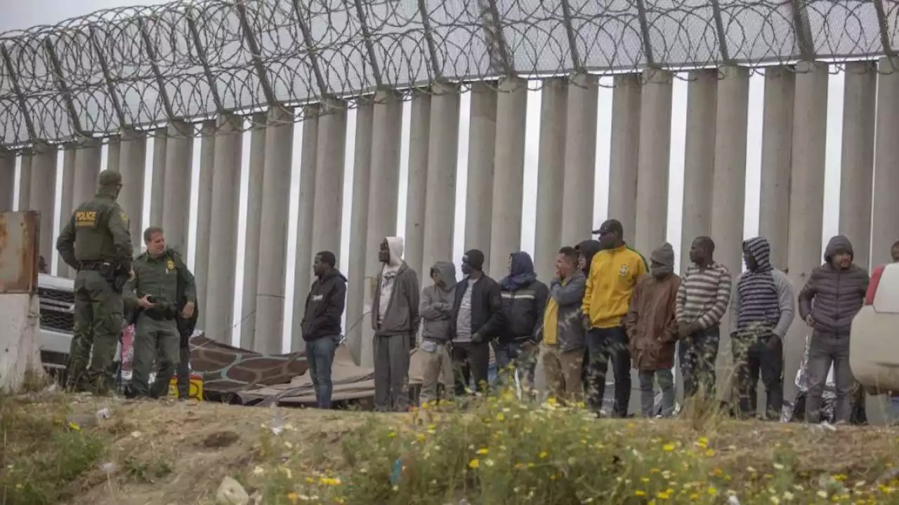 Migrantes arman campamento frente a muro fronterizo ante el final del Título 42 en EU