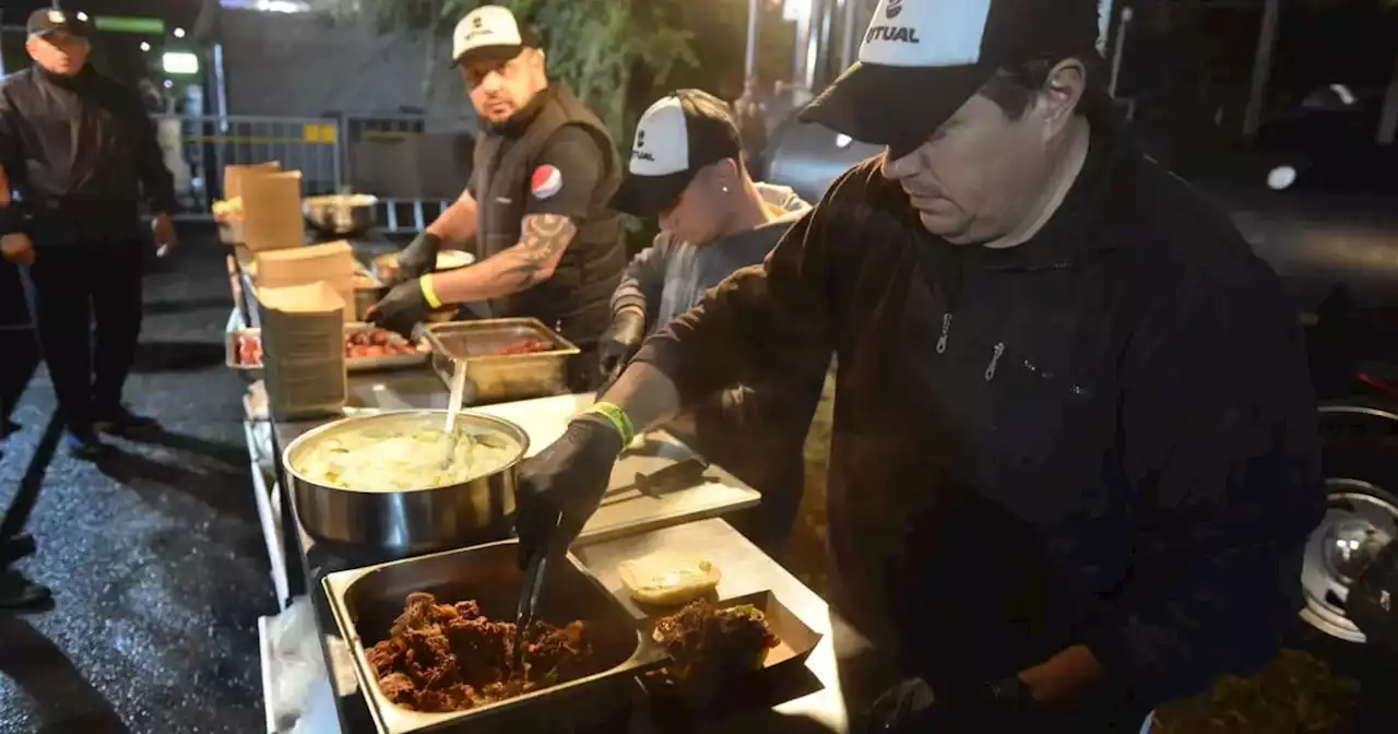 En fotos y a pura gastronomía: así se vive la previa del show de La Mona Jiménez en el Kempes | VOS | La Voz del Interior