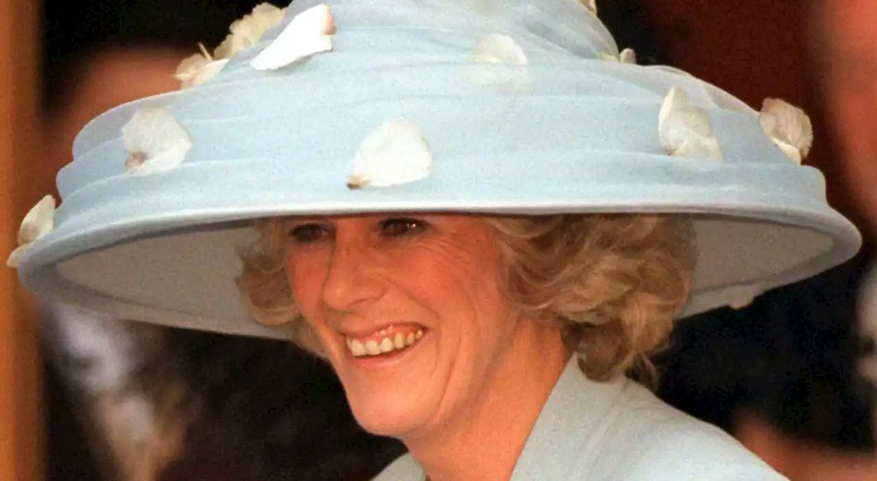 Camilla, perché è “regina” e non “regina consorte”? Le 10 curiosità: il primo figlio battezzato da Carlo, le minacce di Diana e la copertina di Vogue