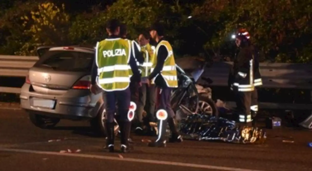 Incidente sul cavalcavia: morti madre e figlio nello scontro tra due auto e uno scooter