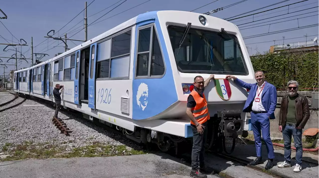 Scudetto Napoli, anche la Circumvesuviana si colora d'azzurro: ecco il treno 'Scusate il ritardo'