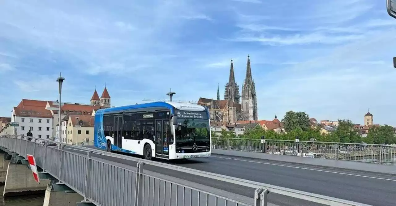 Senior (86) rammt drei geparkte Autos und flieht auf drei Reifen bis zur Eisernen Brücke