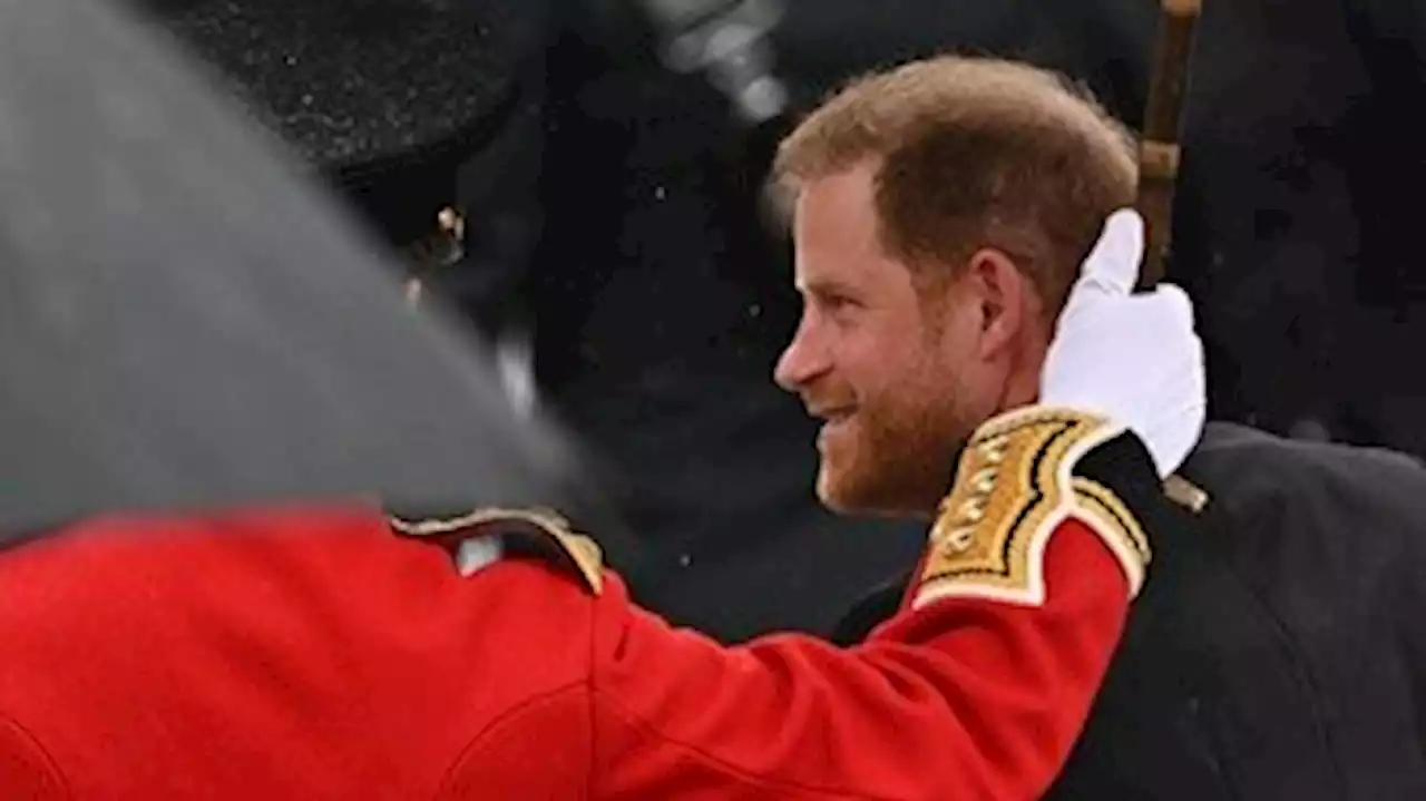 Harry chega a Westminster junto com primos para acompanhar a coroação de seu pai