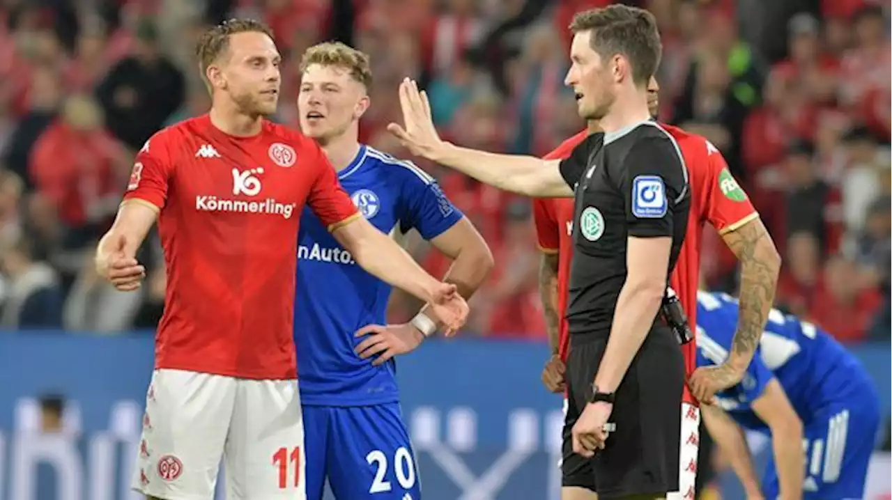 Bundesliga - FC Schalke 04 bekommt umstrittenen Elfmeter gegen Mainz 05: Darum lag Schiedsrichter Jöllenbeck richtig