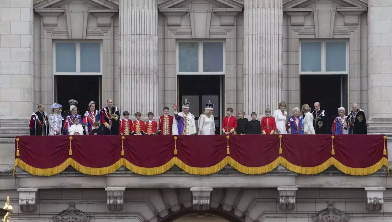 Buckingham Palace, mai un balcone così poco affollato nelle grandi cerimonie reali