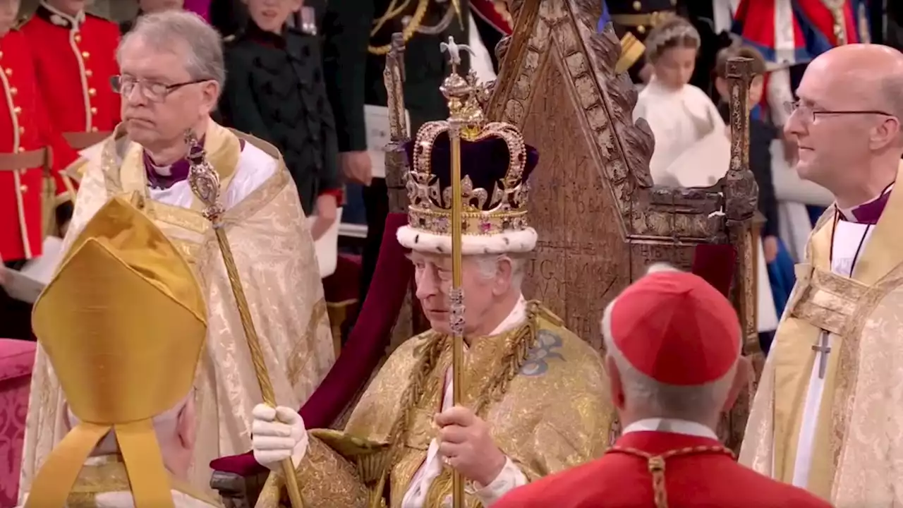 Koning Charles en koningin Camilla officieel gekroond in Westminster Abbey