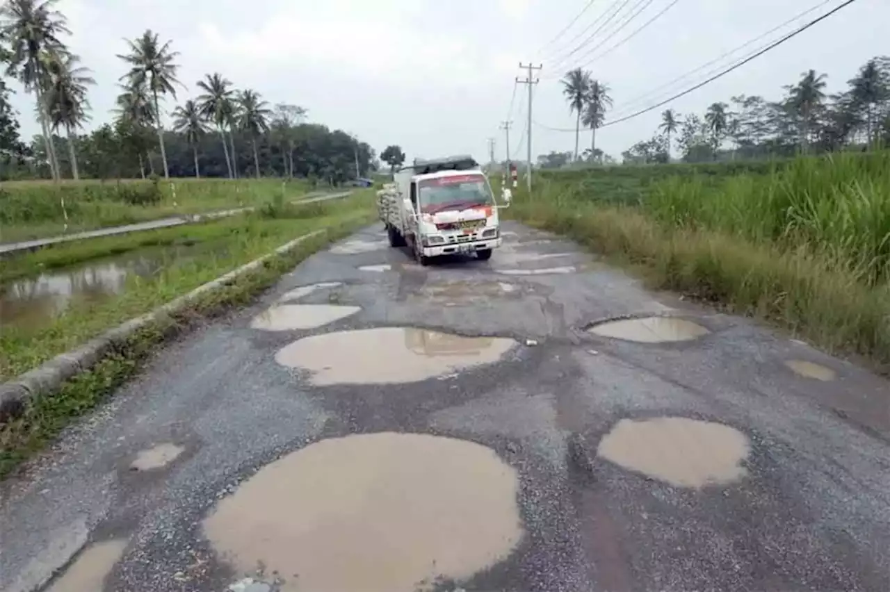 Kritisi Kebijakan Tol Jokowi, Demokrat Singgung Banyak Jalan Umum Rusak Parah