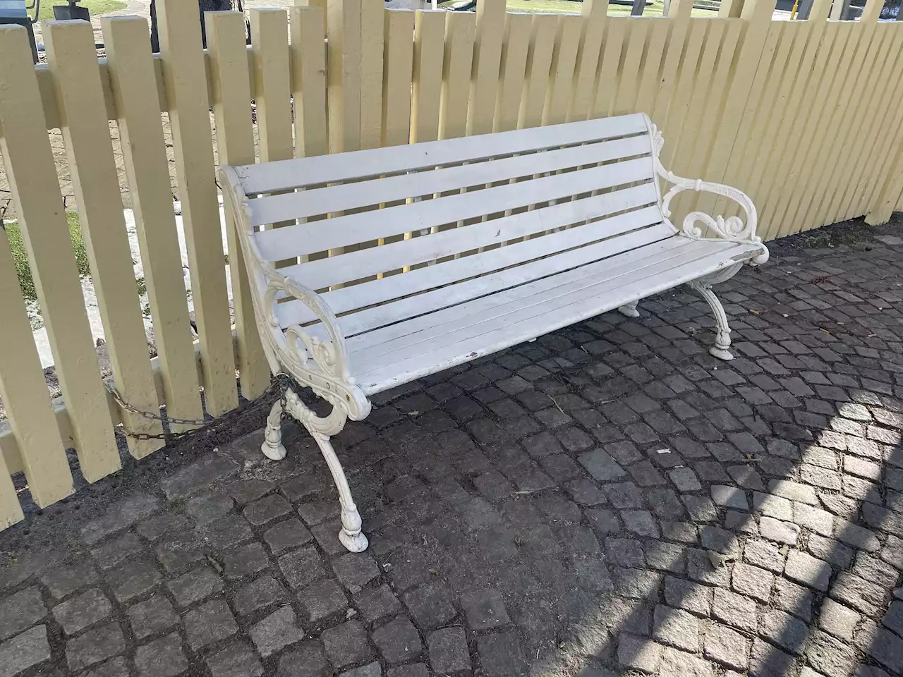 Storstöld av bänkar i Folkets park