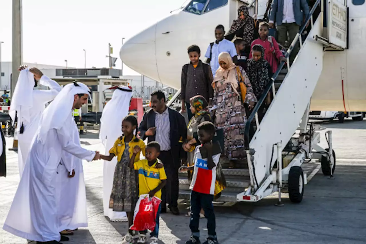 في إطار جهودها الإنسانية .. الإمارات تجلي 176 شخصاً وإعلاميين من السودان