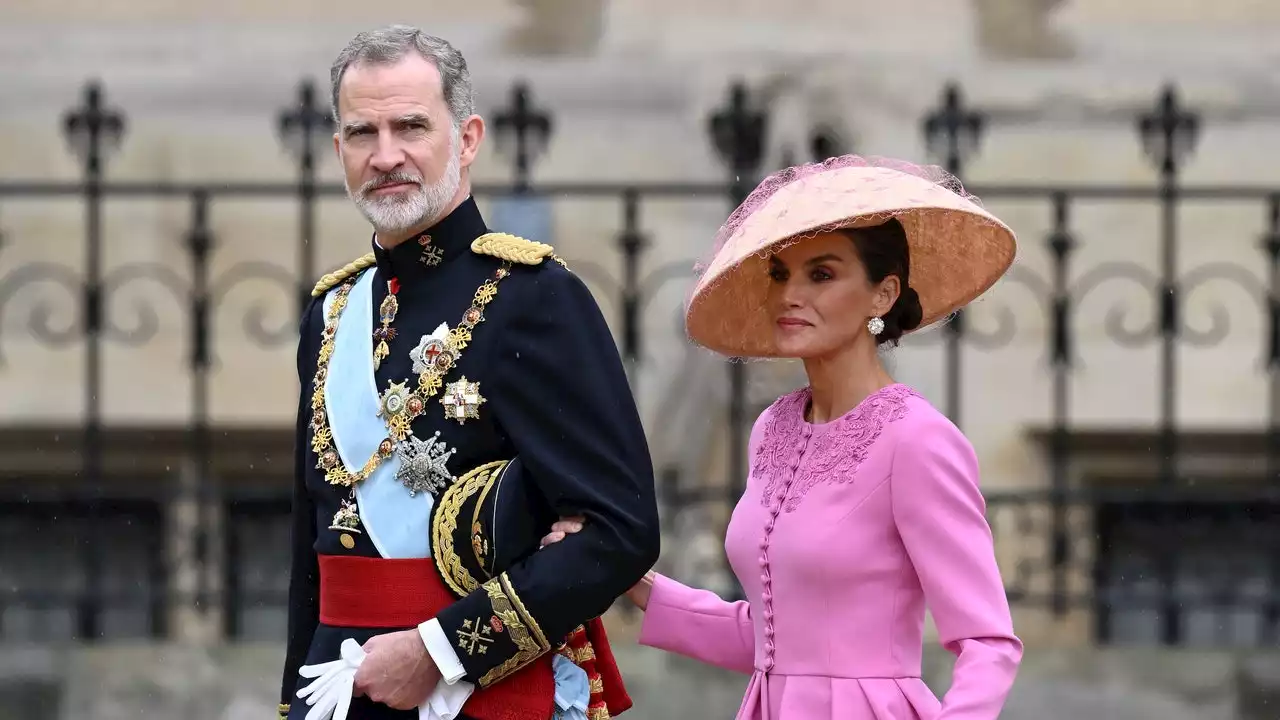 Königin Letizia: Zur Krönung von Charles III. trägt sie den angesagten Barbiecore-Trend