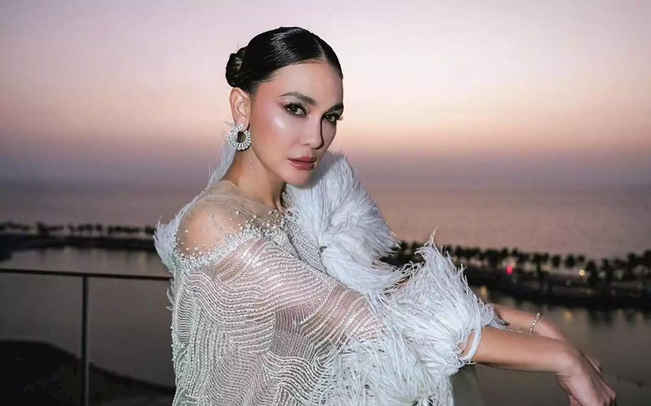 Biasa Kalem, Luna Maya Sambat Renovasi Kamar Pribadi Tak Kunjung Kelar dengan Ekspresi Beda