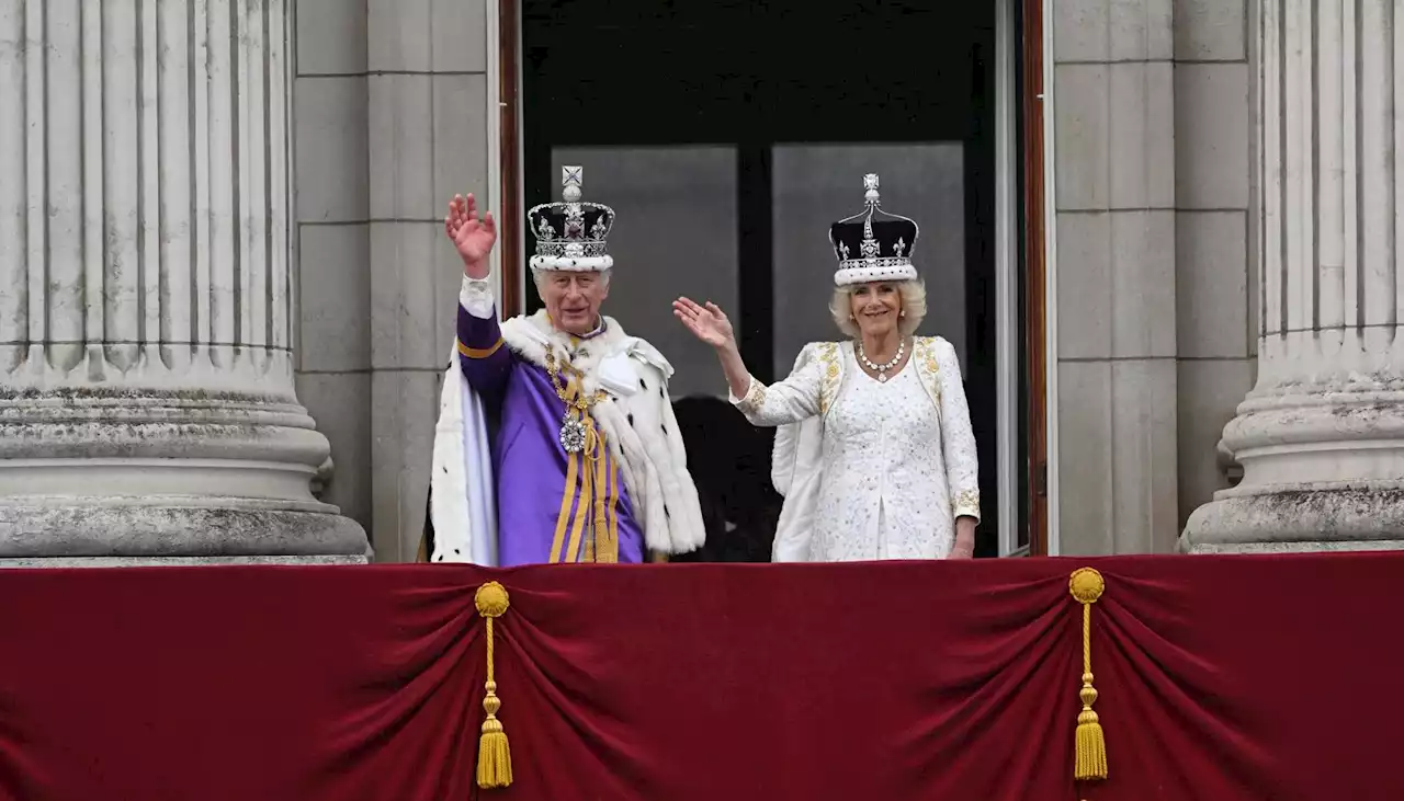 El rey Carlos III saluda desde el balcón de Buckingham sin su hijo Enrique