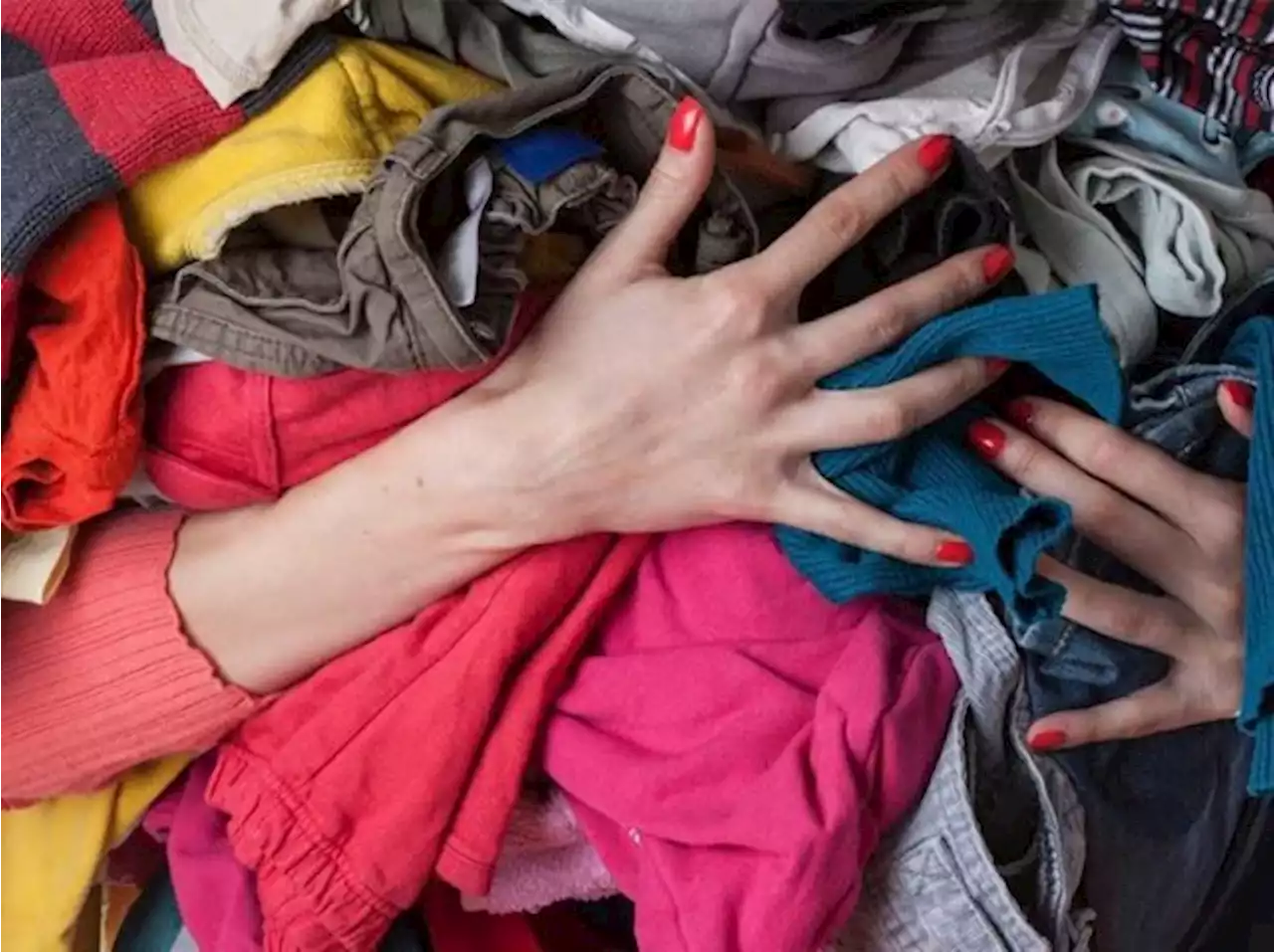 Víctimas de la moda basura: cada vez compramos más ropa, la usamos menos y se rompe antes