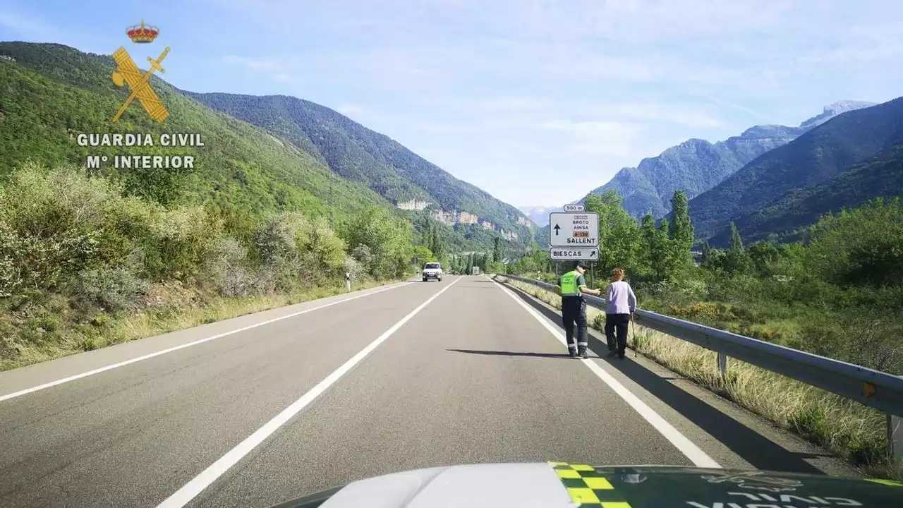 La Guardia Civil auxilia a una anciana desorientada que caminaba por la carretera en Biescas, Huesca