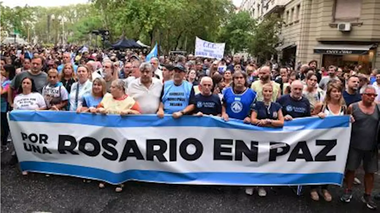 Cientos de rosarinos reclamaron 'justicia y seguridad' en el Monumento a la Bandera