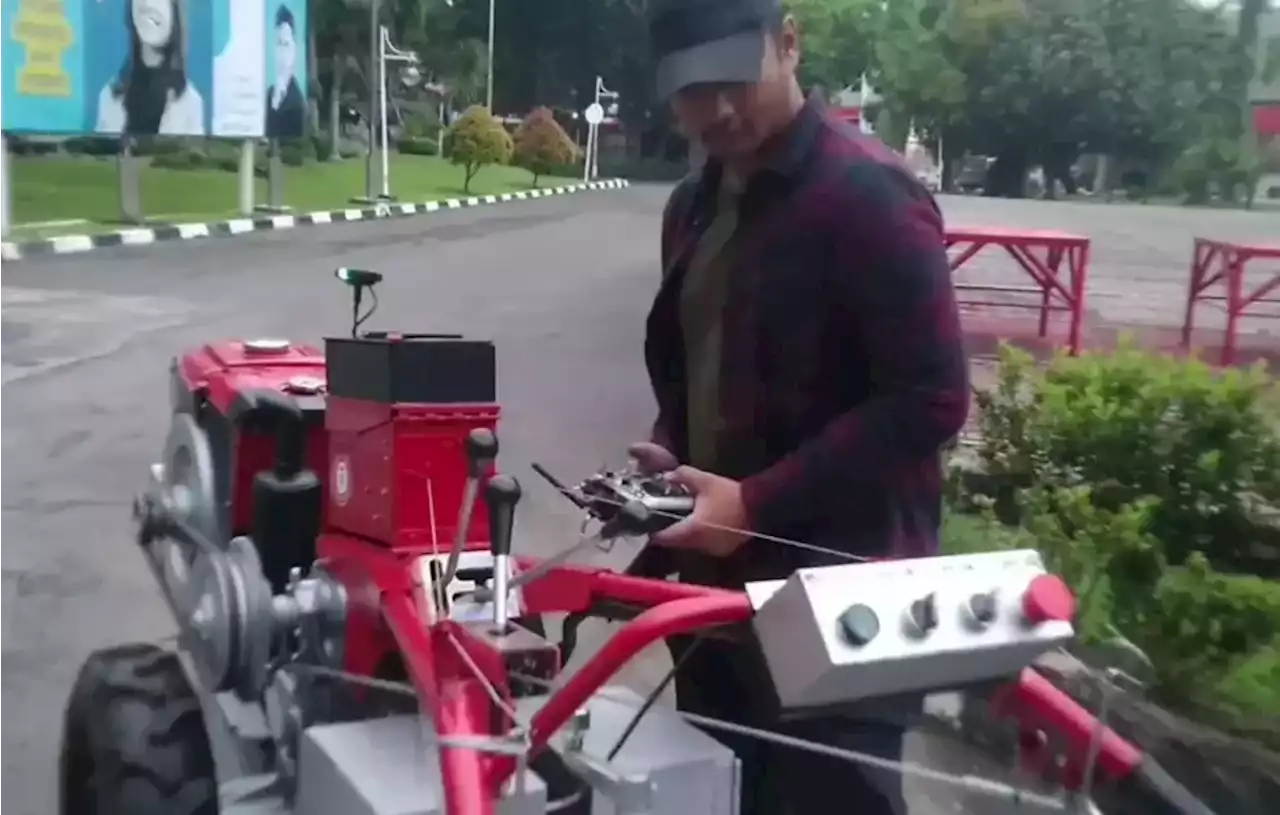 Mahasiswa Institut Teknologi Telkom Surabaya Kembangkan Traktor Otonom