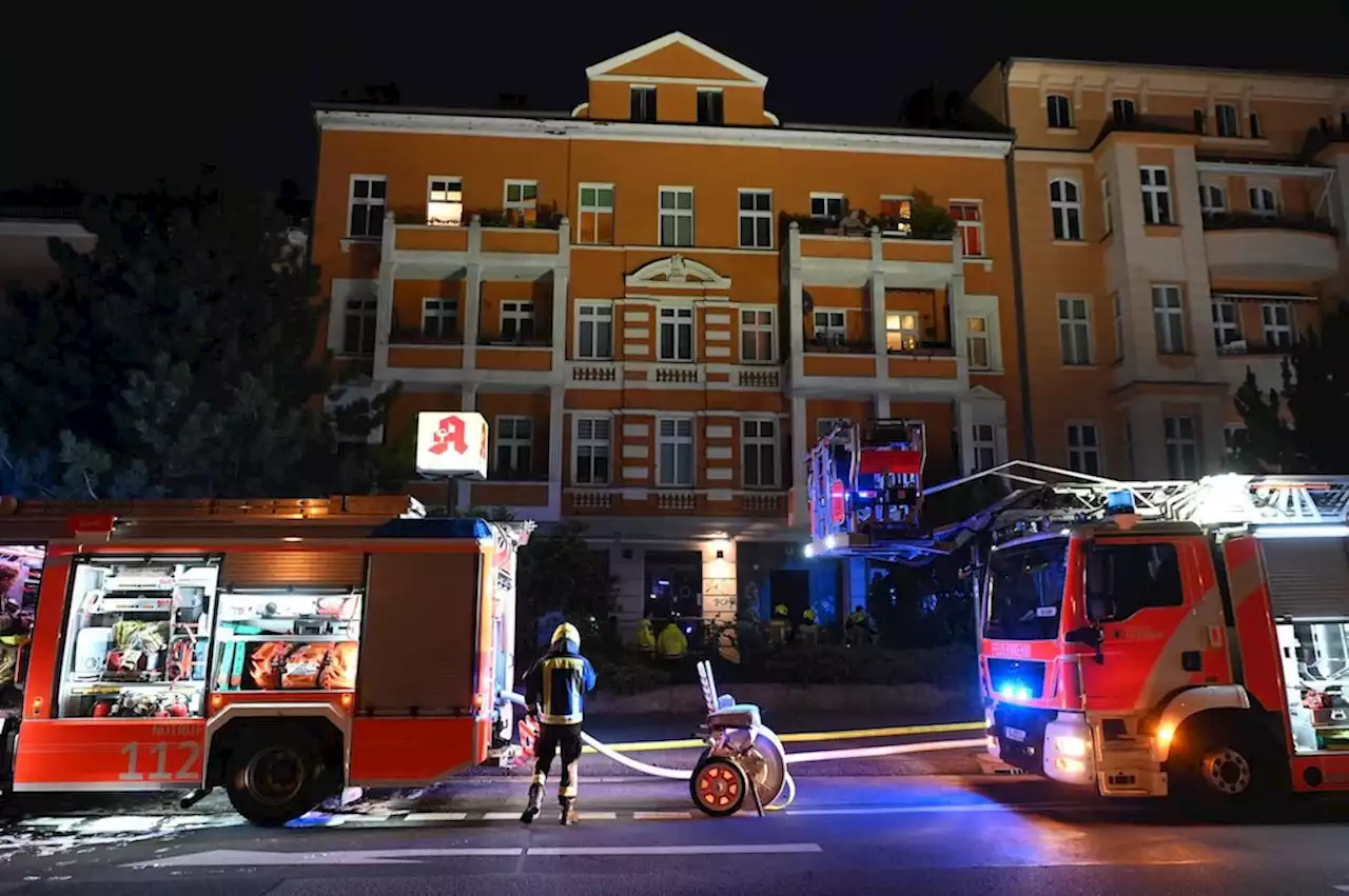 Feuerwehreinsatz in Berlin-Lichtenberg: Haus brennt in Friedrichsfelde