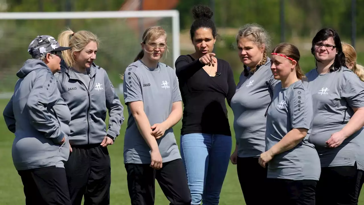 Special Olympics: Fußballerinnen treffen Celia Sasic