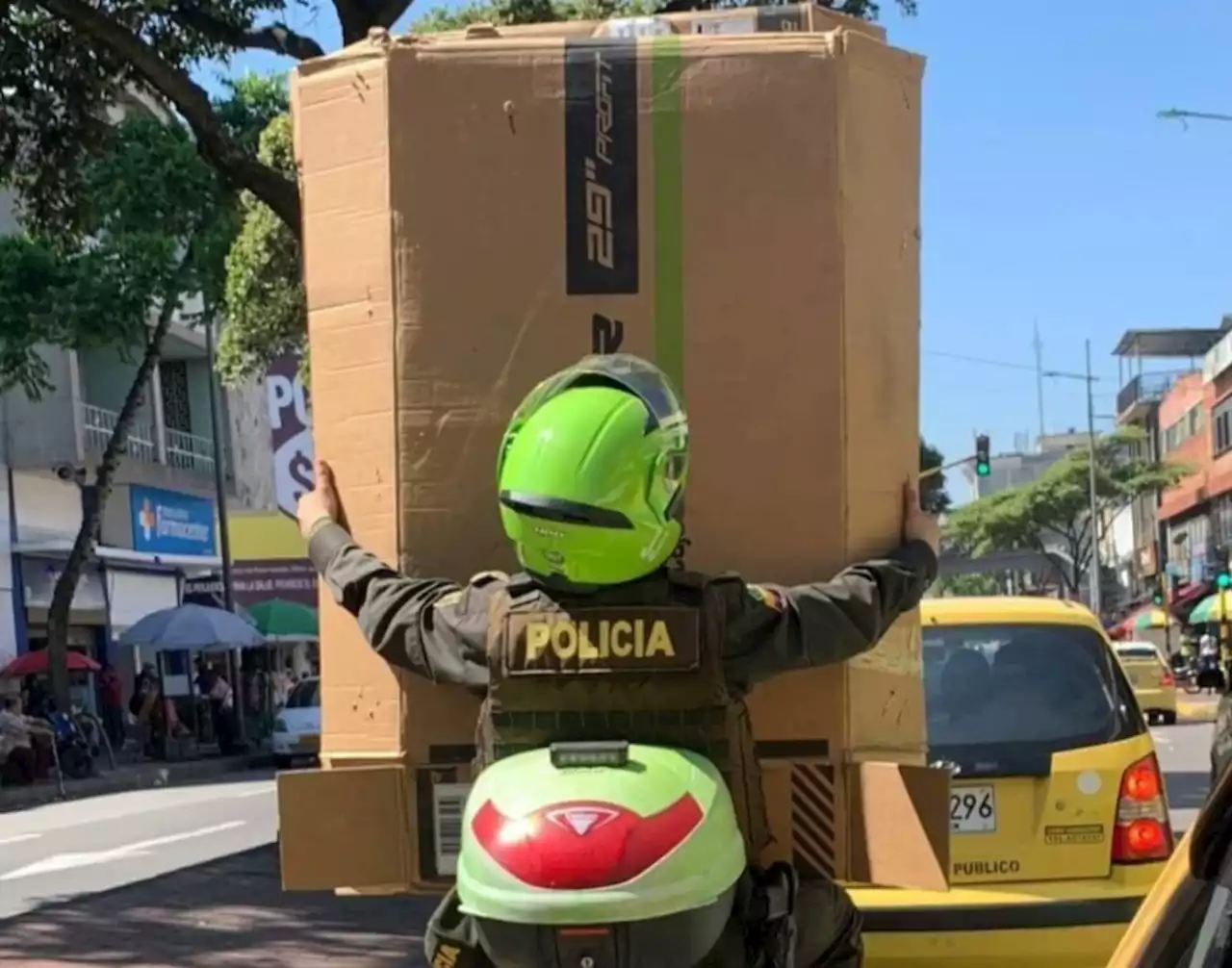 Sancionan a dos policías de Bucaramanga por llevar sobre carga peligrosa en una moto oficial