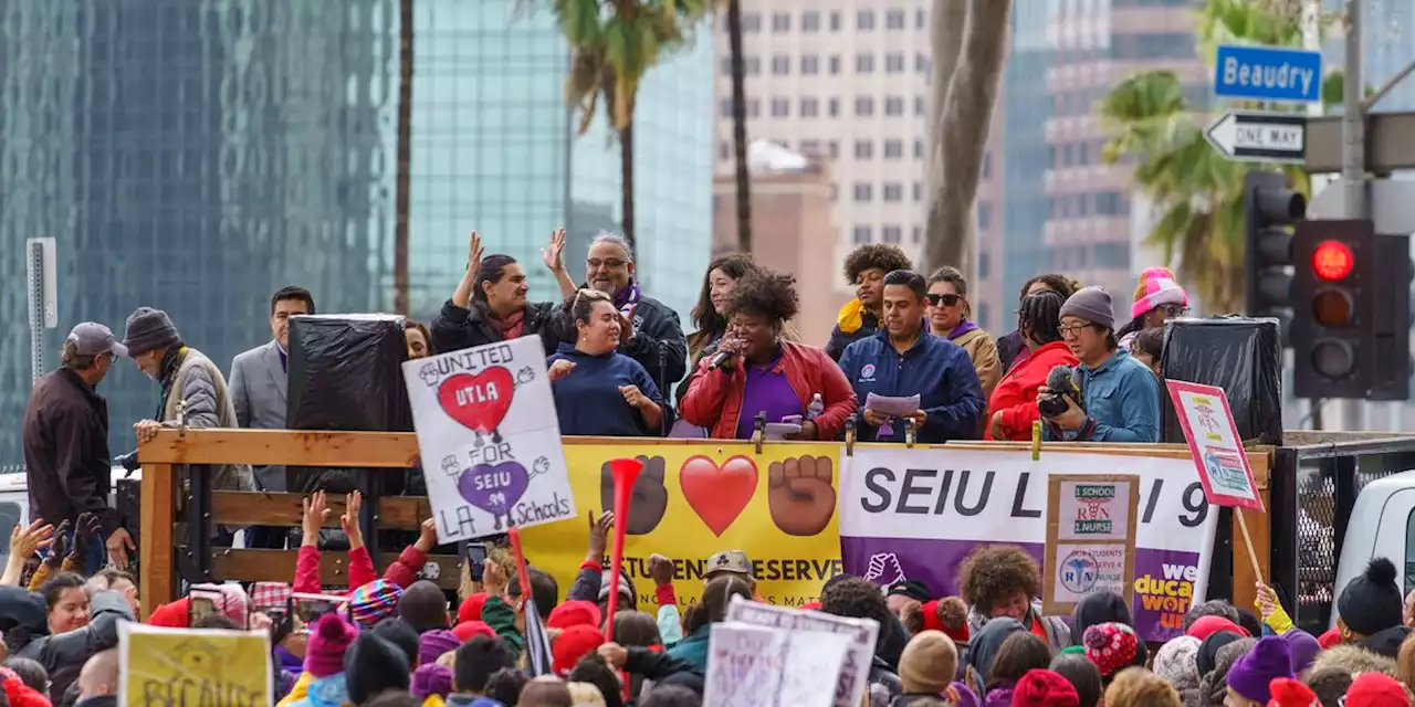 Teachers union OKs deal with Los Angeles school district