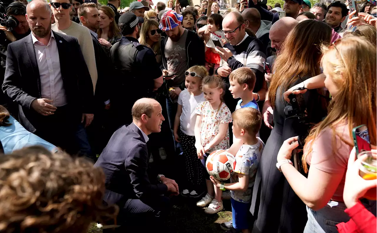 Couronnement : Kate et William s'offrent un bain de foule surprise (vidéo)