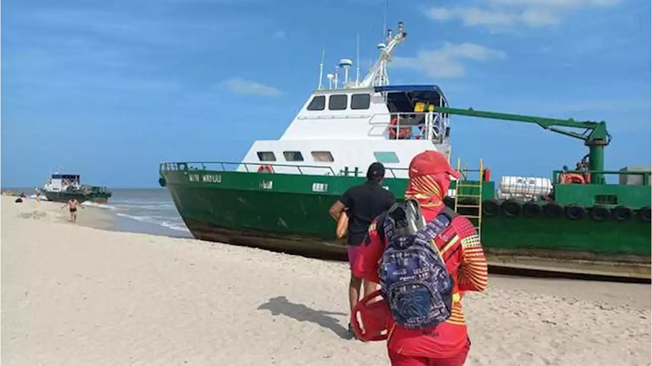 Investigan las causas por las que dos embarcaciones encallaron en playa de Riohacha