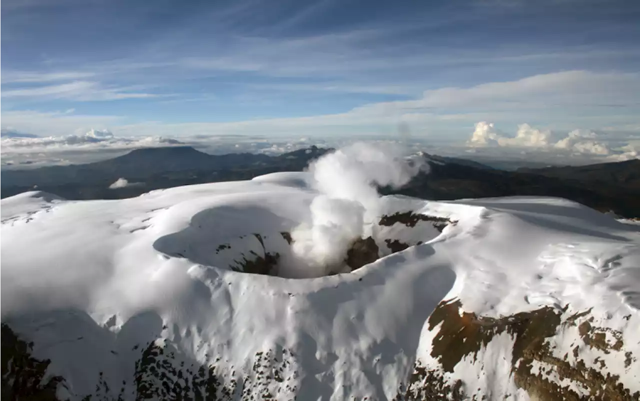 Continúa la alerta naranja por actividad del volcán Nevado del Ruiz