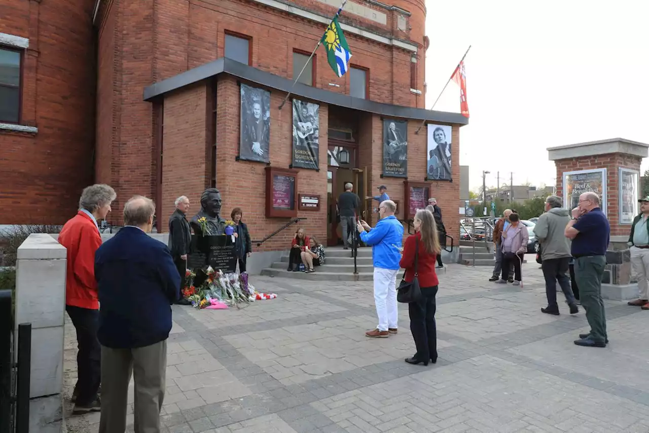 Gordon Lightfoot fans pay respects at public visitation in Orillia, Ont.