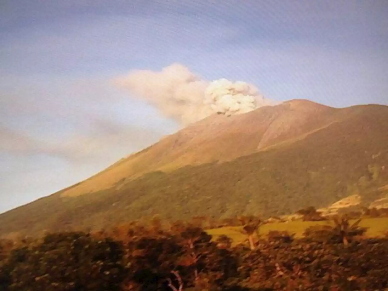 PHIVOLCS reports 2 volcanic quakes at Kanlaon; volcano under Alert 1