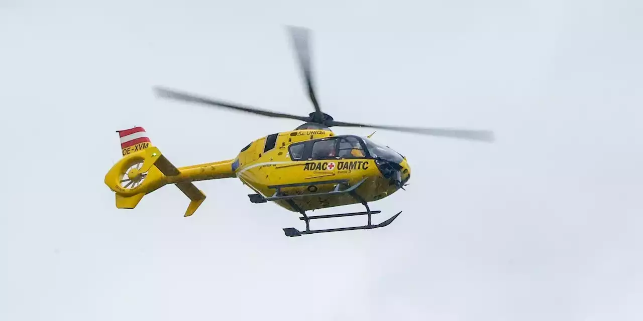 Auto krachte gegen Zug – Lenker per Heli ins Spital