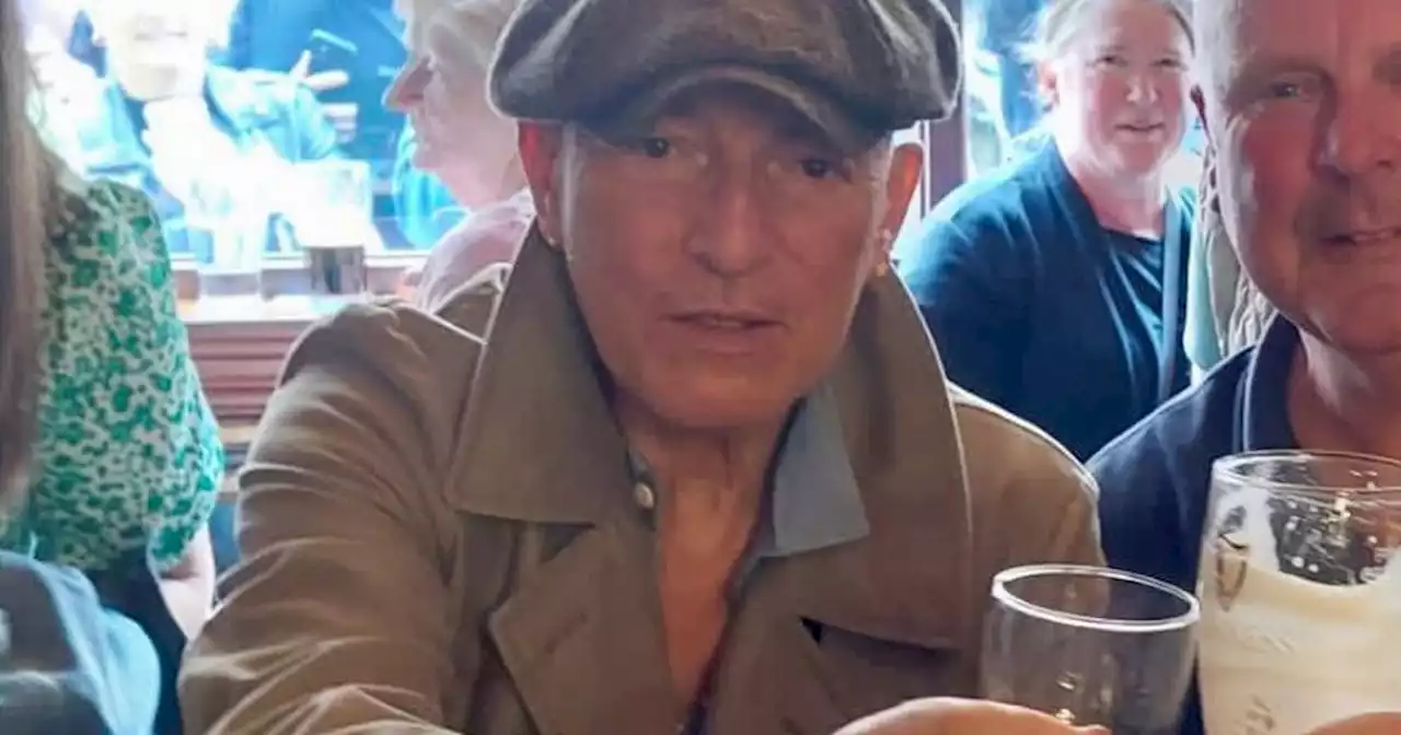 Bruce Springsteen goes for pints then chipper in Dublin city centre