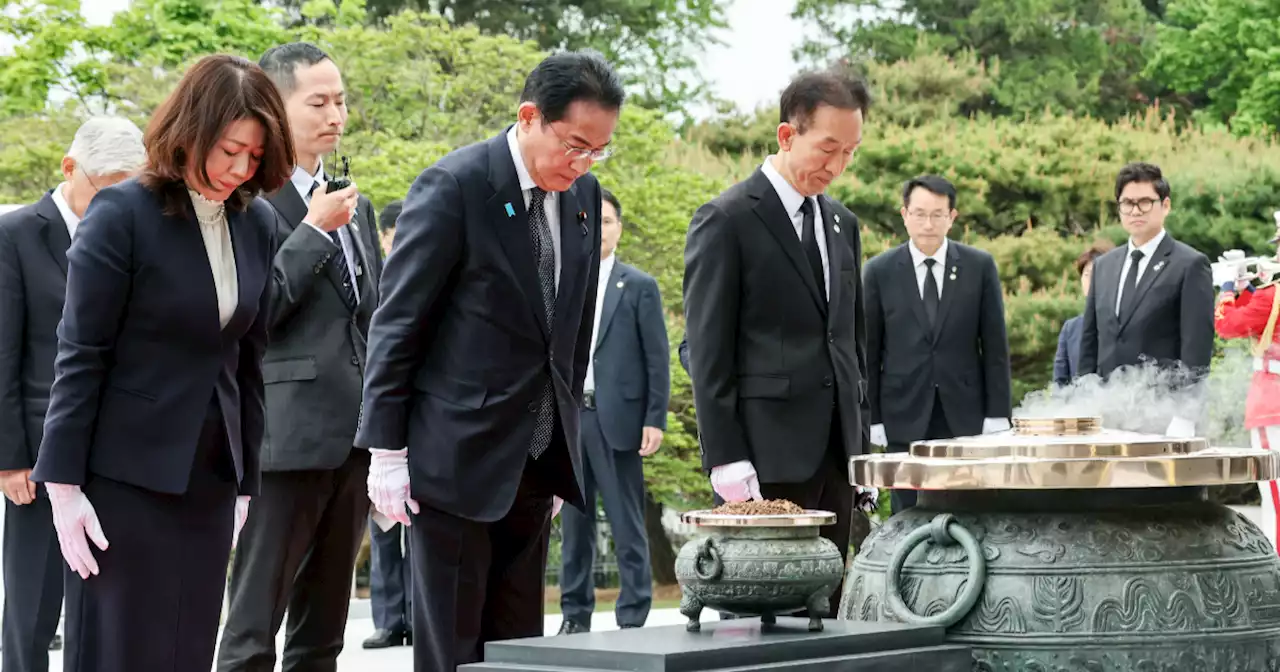 기시다, 현충원 참배…일본 현직 총리로는 12년 만에 방문 | 중앙일보