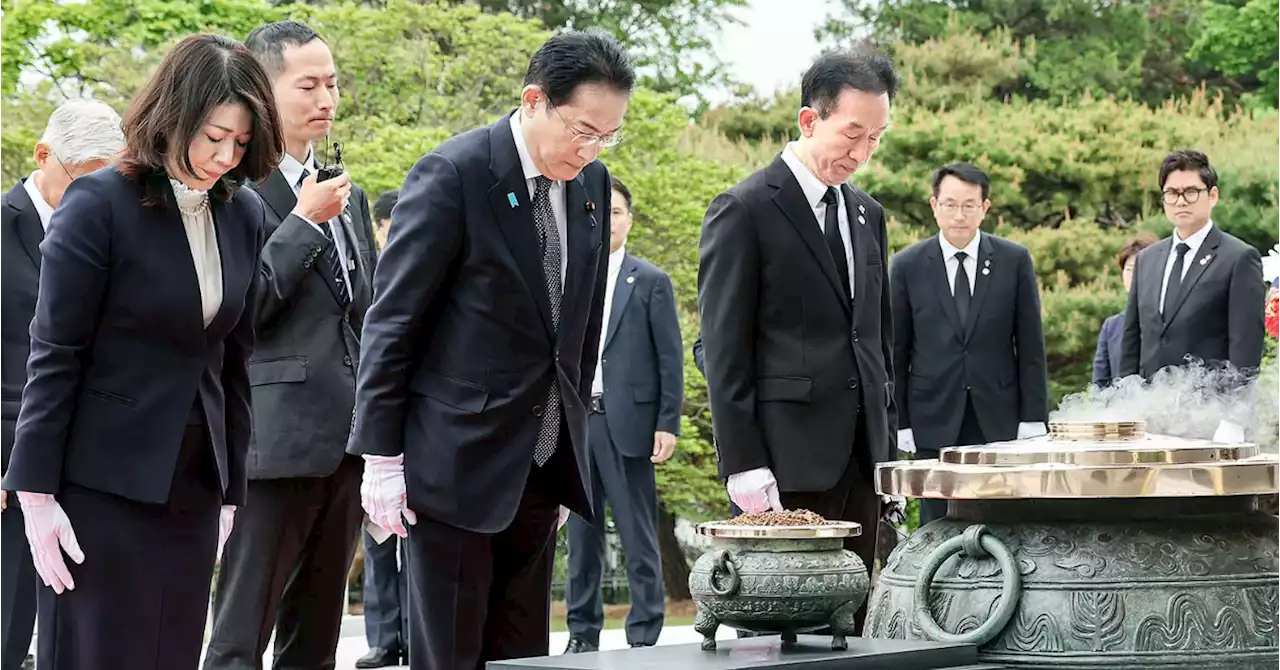 기시다, 태극기에 고개 숙였다...독립운동가 잠든 현충원 참배 | 중앙일보