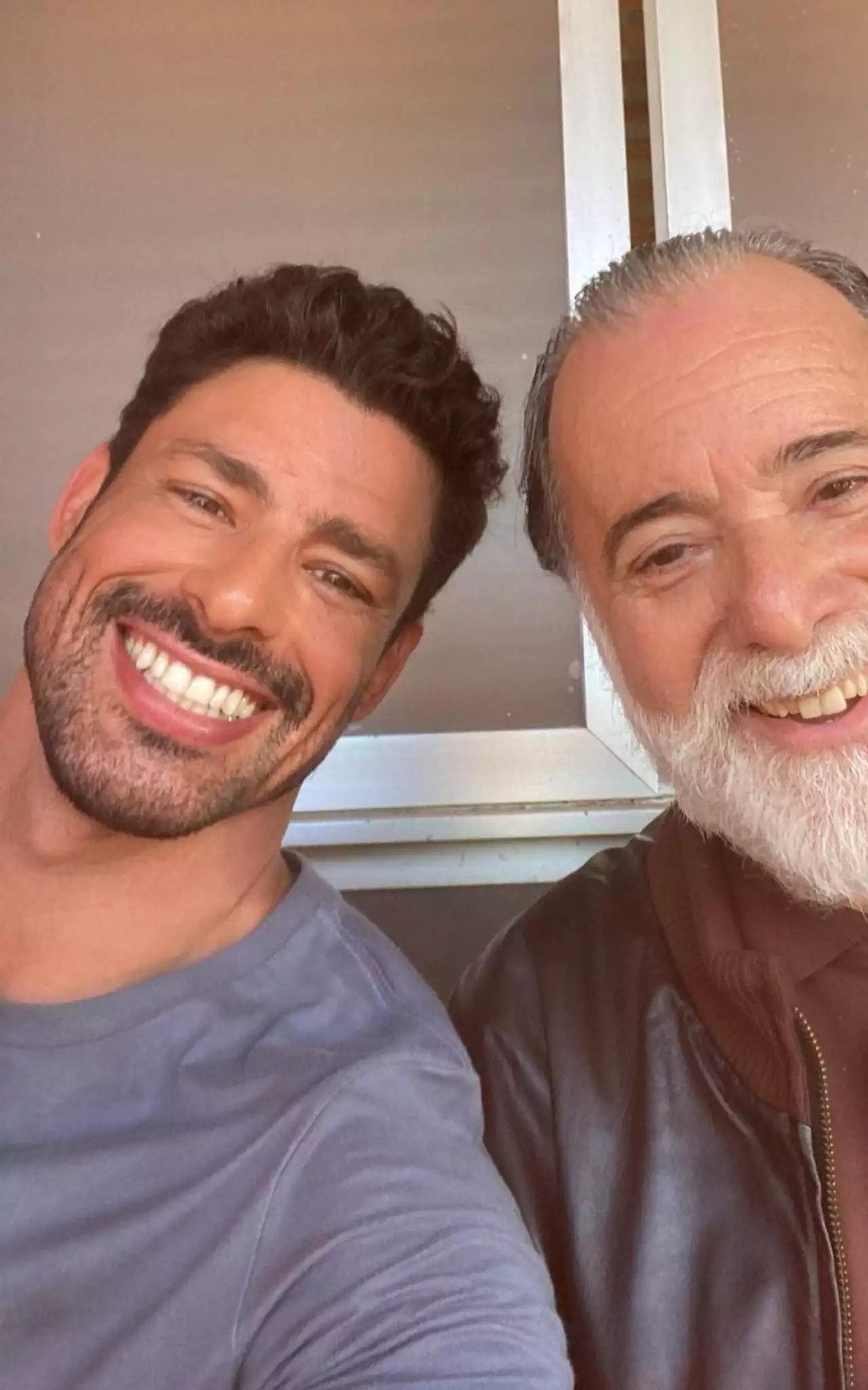 Cauã Reymond e Tony Ramos posam juntos às vésperas da estreia de 'Terra e Paixão' | Celebridades | O Dia