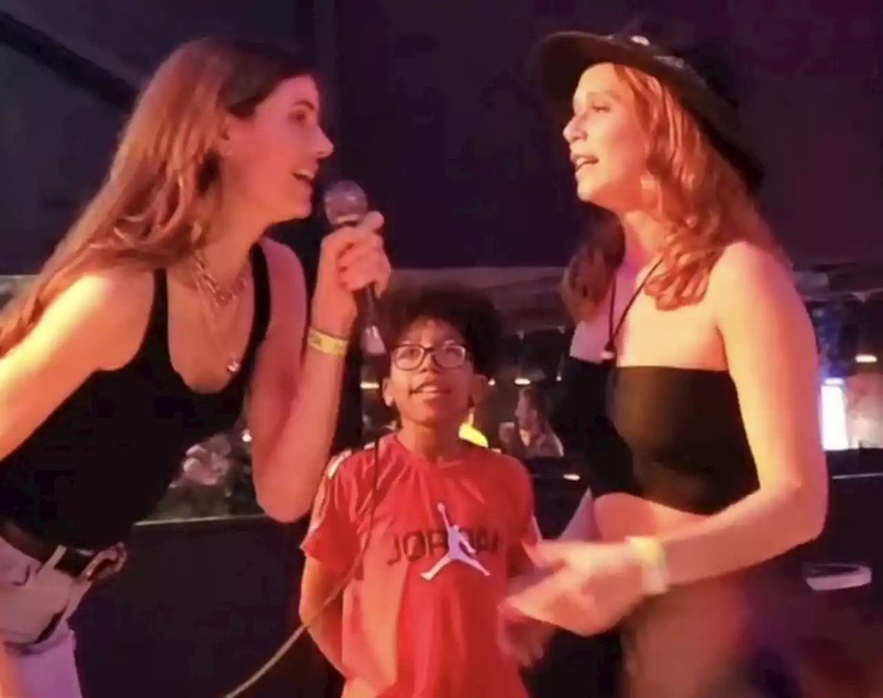 Mariana Ximenes comemora aniversário junto com Juliana Alves e se empolga com Camila Queiroz cantando. Fotos