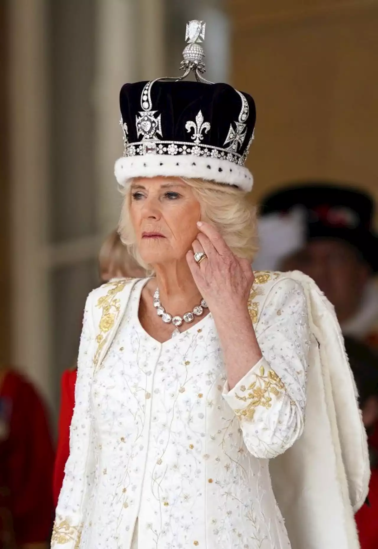 Os segredos de Camilla: a rainha bordou os nomes de seus filhos e netos em seu vestido de coroação