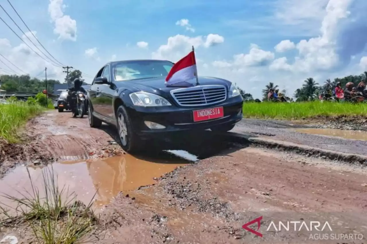 Heboh Jalan Rusak di Lampung, Irwan Fecho Kritik Kebijakan Jokowi soal Pembangunan Tol