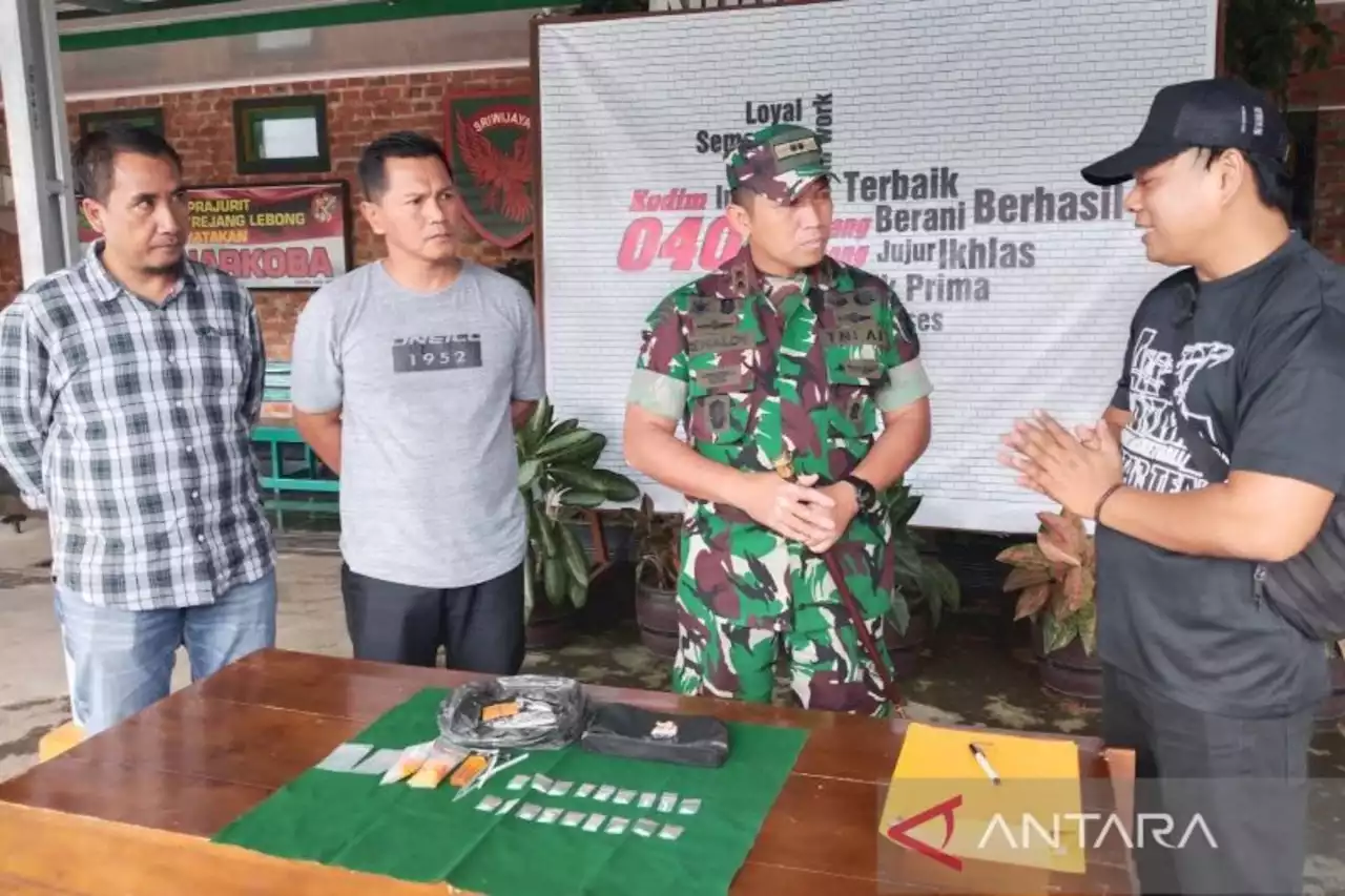 Joko Curiga Menemukan Tas di Belakang Rumah, Anggota TNI Datang, Ternyata Isinya