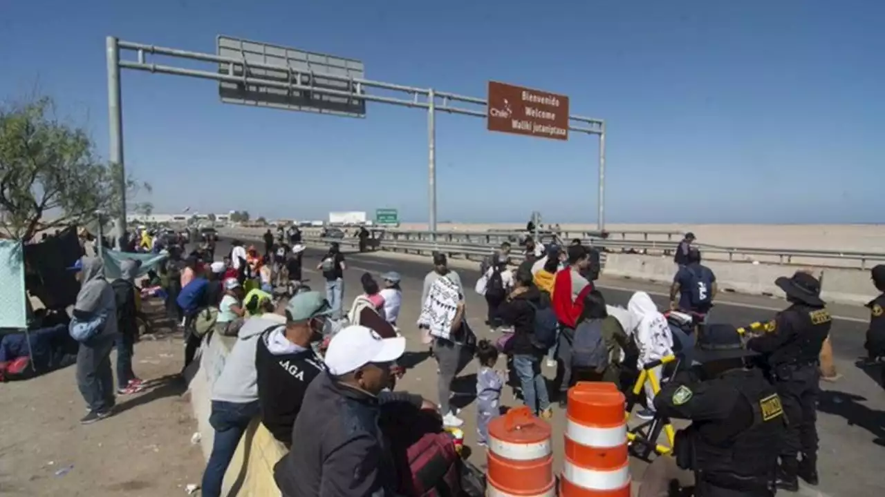 Perú refuerza su frontera con Chile para evitar oleada migrante