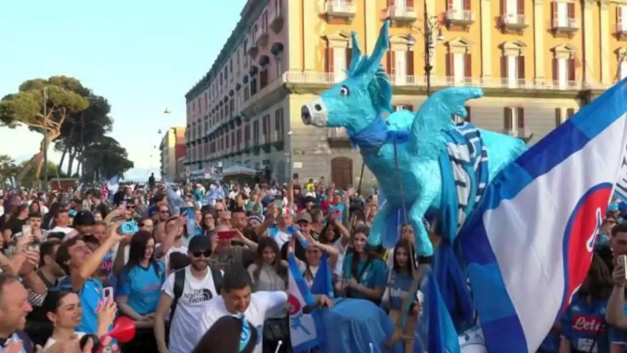 Scudetto Napoli, spunta l'asinello che vola in piazza del Plebiscito