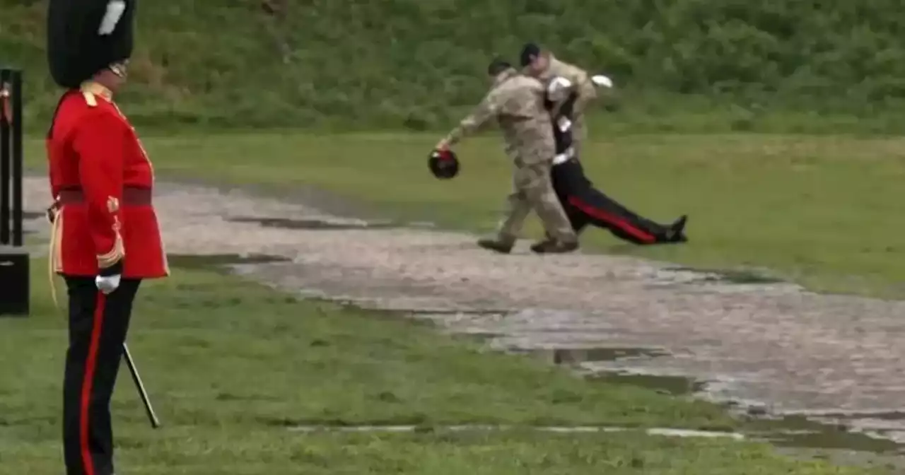 Un soldado colapsó durante los actos de coronación de Carlos III | Mundo | La Voz del Interior