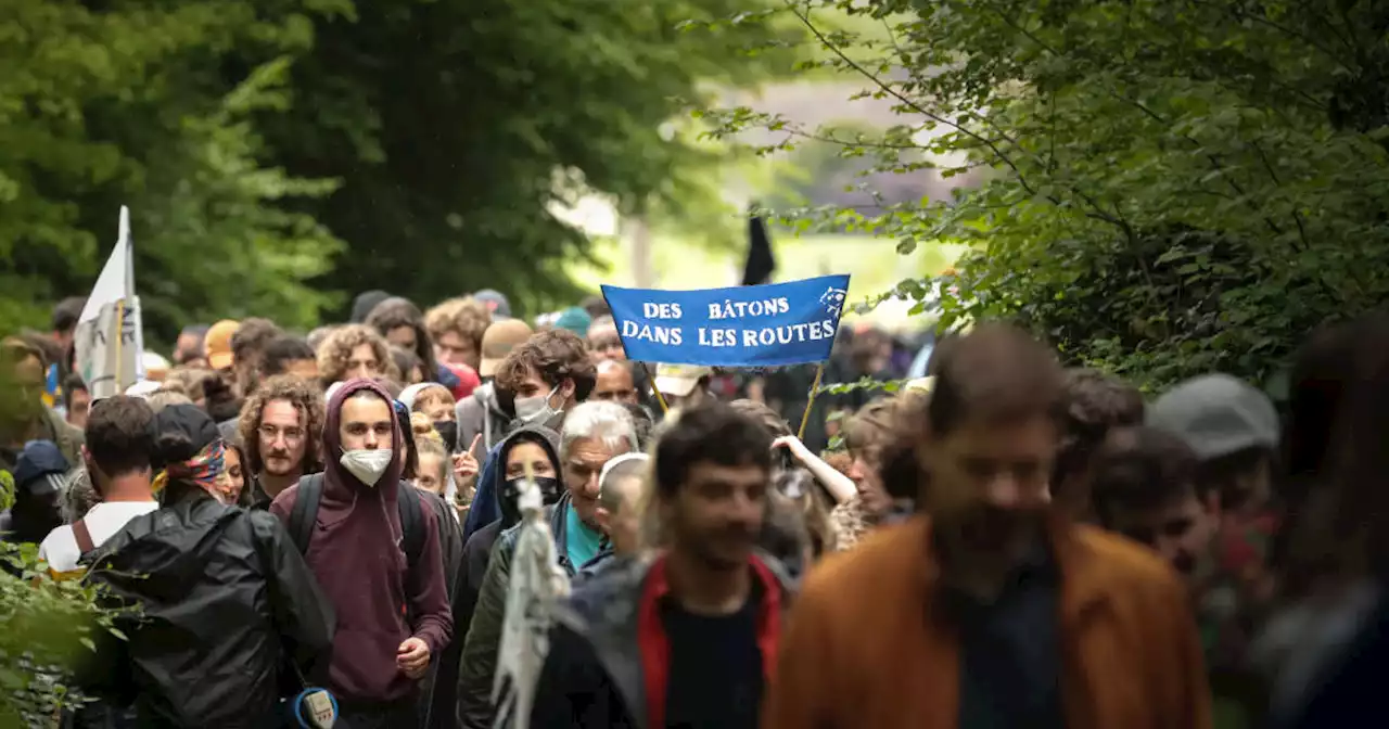 Des manifestants bloquent l’A13 pour protester contre le projet de contournement autoroutier de Rouen