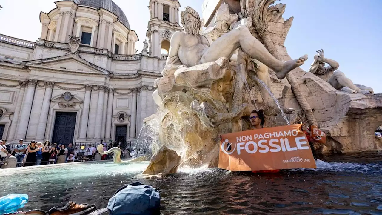 Ecologistas tiñeron de negro la fuente de Bernini en la plaza Navona de Roma | Para los activistas de Última Generación, 'el colapso ya está en marcha'