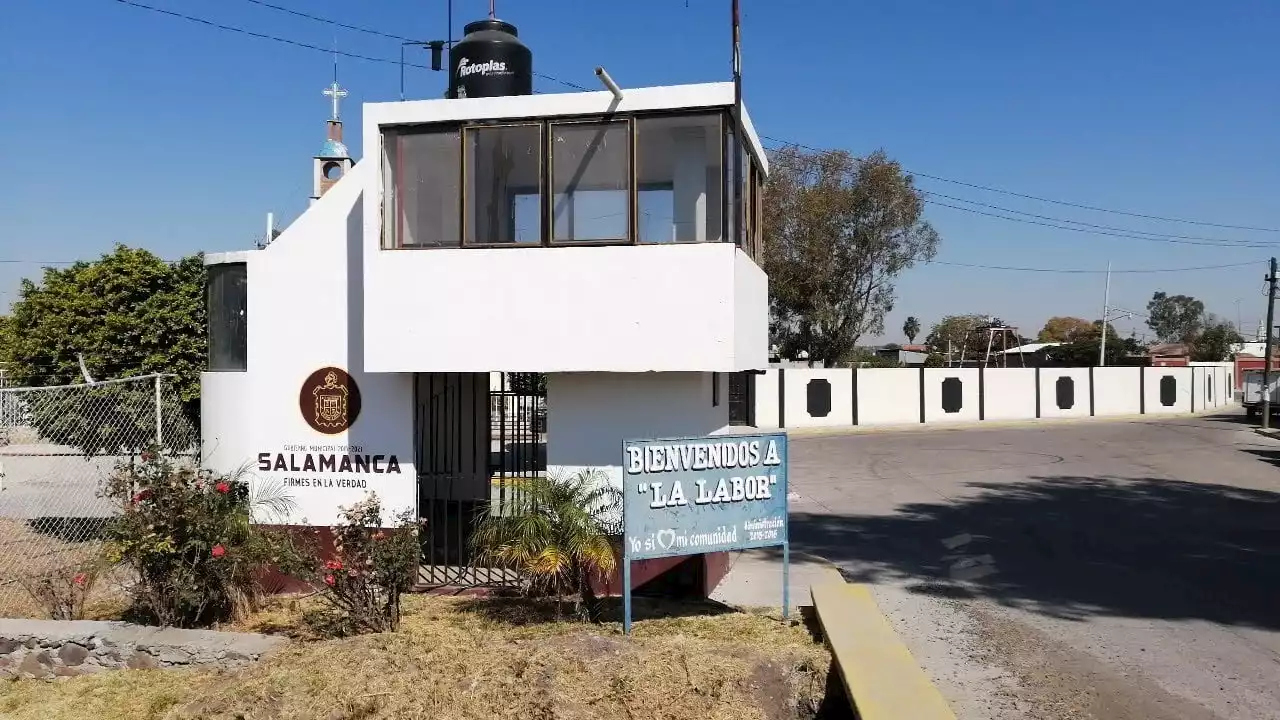 Urgen migrantes pavimentación de calles en Labor de Valtierra de Salamanca; invertirían en la obra