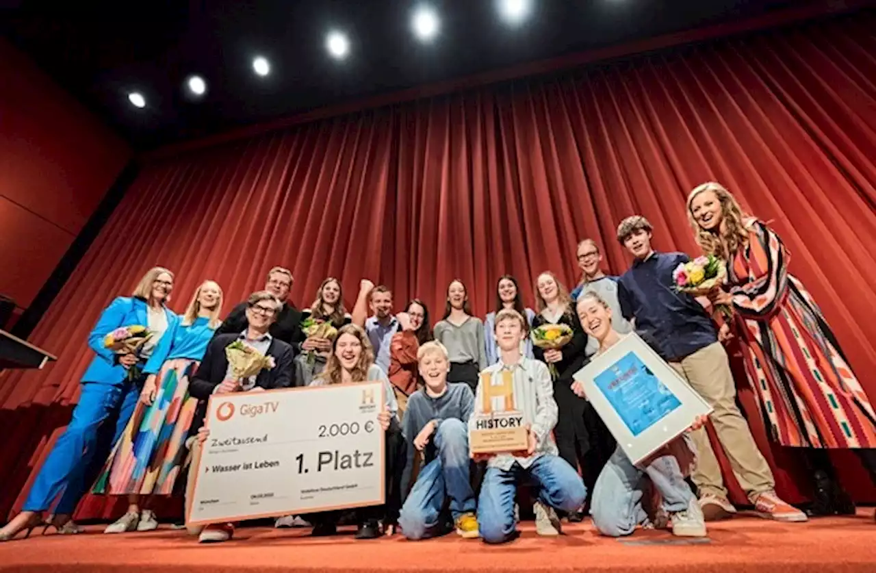 Ralph Caspers, Emilia Flint und Nina Eichinger überreichten HISTORY-AWARD 2023 an Schülerinnen und Schüler aus Trier